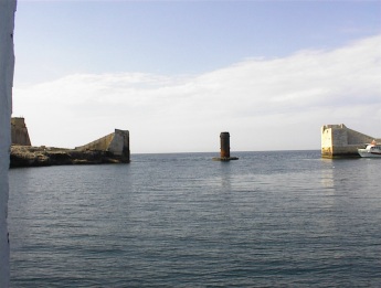 Die Hafenmauer